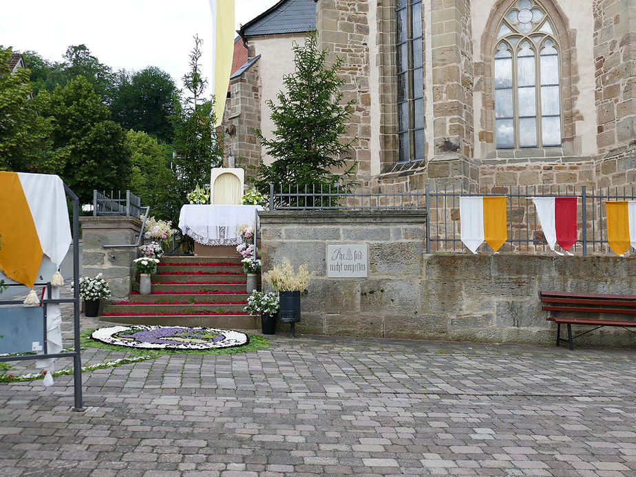 Fronleichnamsaltäre in den Naumburger Straßen (Foto: Karl-Franz Thiede)